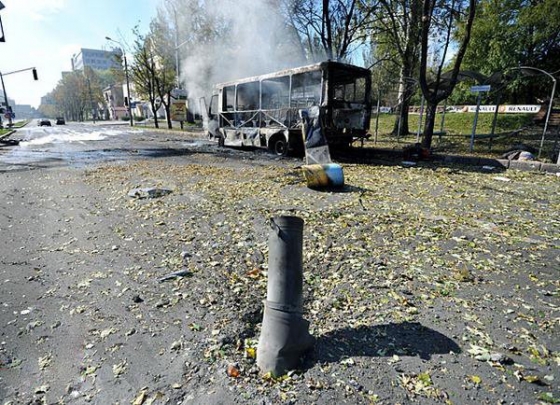 Снаряд попал в пассажирский автобус возле остановки «Полиграфическая» в Донецке. Есть раненные и погибшие 