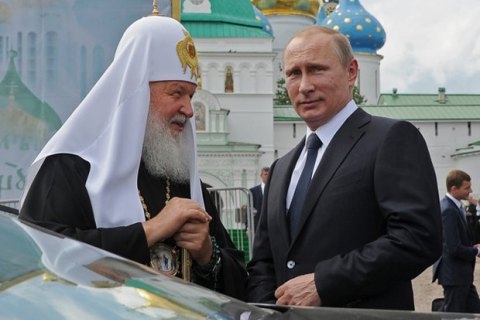 Путин рассказал, что ребенком его тайно крестил отец патриарха Кирилла 
