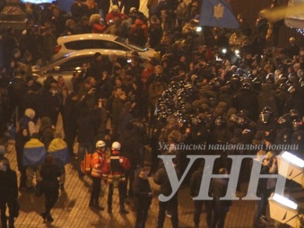 Активисты на Крещатике начали громить отделения банка