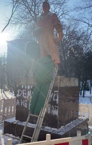 У Києві демонтують пам’ятник Чкалову, Ватутіну - завтра