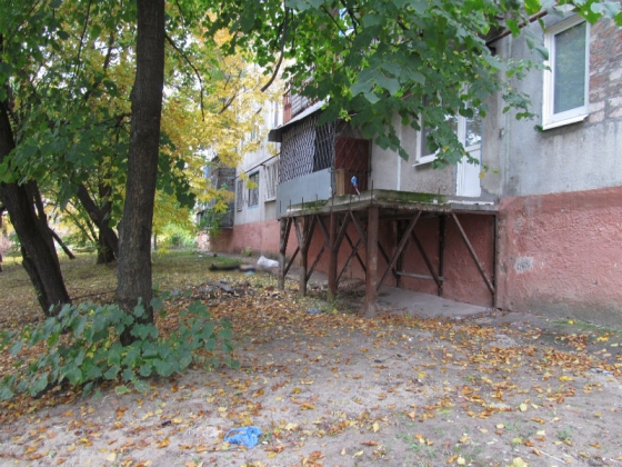 В Славянске в результате падения с третьего этажа погиб мужчина 