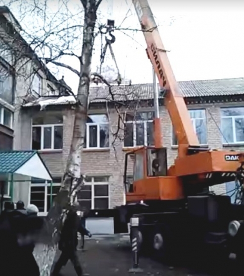 В Краматорске опасные работы проводятся над головами детей