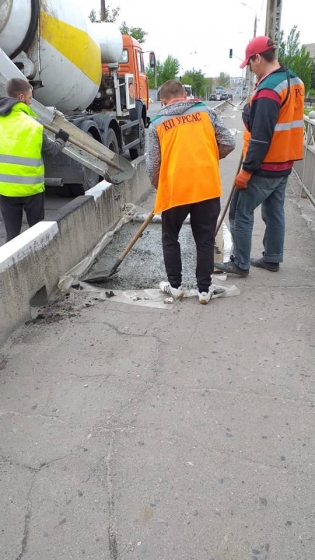 В Краматорске проводят текущий ремонт моста через реку Казенный Торец (фотофакт)