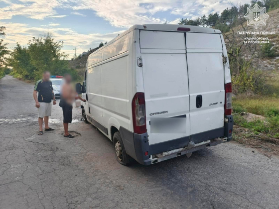 Поліціянти відсторонили від керування водія, який у нетверезому стані наїхав на бетонний блок
