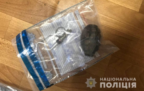 У задержанного за хулиганство в супермаркете Мариуполя полиция изъяла оружие и наркотики
