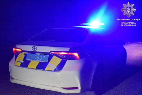 Цієї ночі поліція виявила двох осіб, які мали з собою, ймовірно, наркотичні речовини