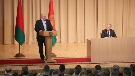 Лукашенко заявил, что &quot;на ногах&quot; перенес коронавирус