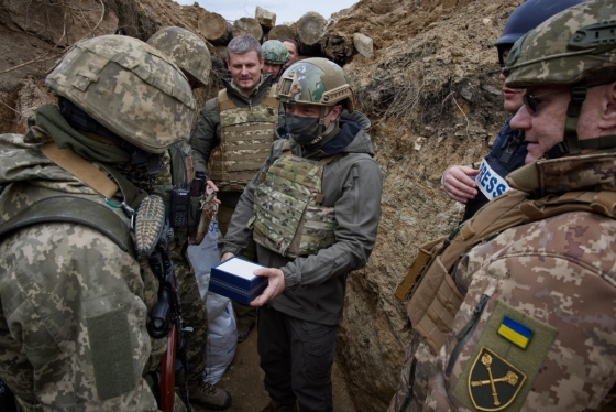 Зеленский посетил передовую на Донбассе и пообедал с украинскими защитниками 