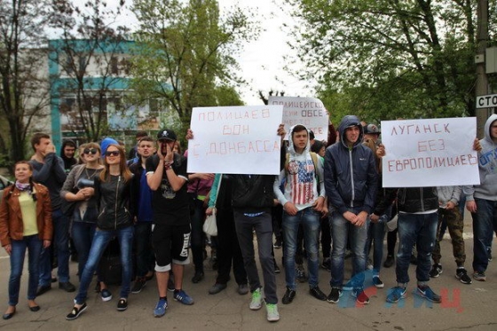 В Луганске протестовали против полицейской миссии ОБСЕ