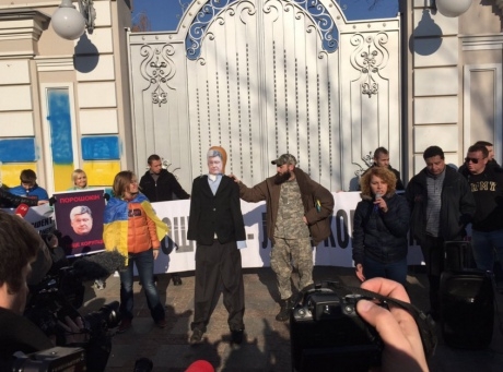 В "гости" к Порошенко приехал автомайдан: требуют отставки Шокина