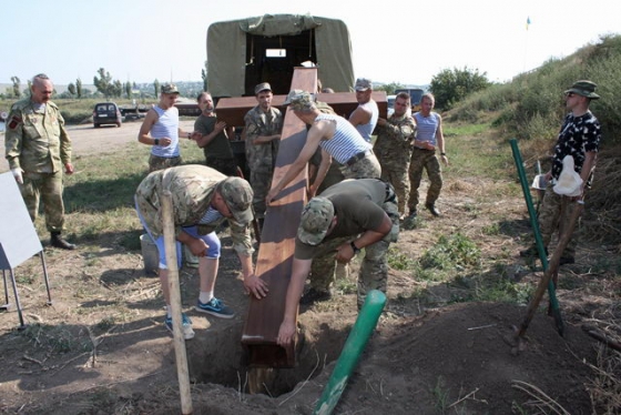 У разбомбленного под Славянском моста харьковские бойцы установили памятный крест