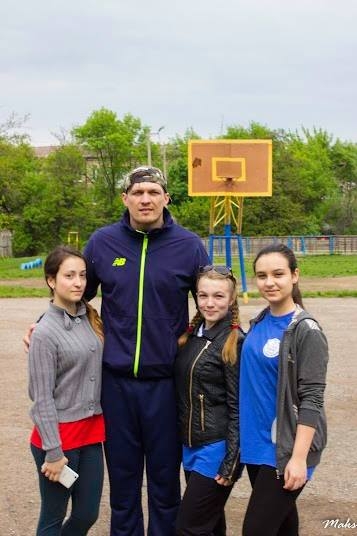 Легендарный украинский боксер Александр Усик посетил 22-ю школу Краматорска