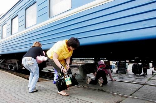 Донецкая железная дорога призывает пассажиров не нарушать правила безопасности