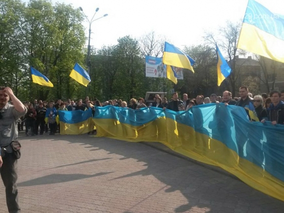 Около тысячи человек в Мариуполе вышли на митинг за единство Украины (фото)
