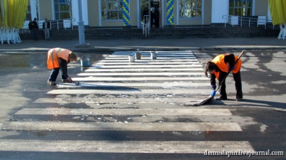 В Славянске перед приездом Колесникова возле вокзала помыли асфальт 