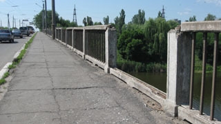 На центральном мосту через Торец в Славянске воруют перила 