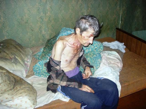 В одной из квартир от голода и болезней медленно умирает человек. Соседи пытаются спасти его: найти сына, призвать на помощь социальные службы. Вот только успеют ли?