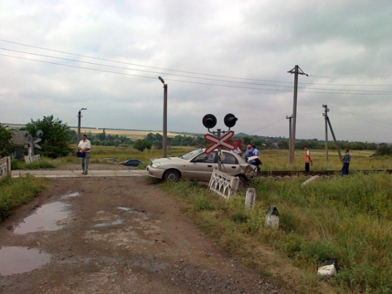 Поезд сбил автомобиль на переезде в Донецкой области 