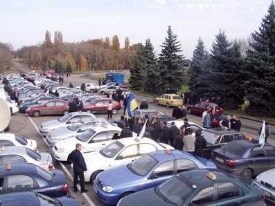 В Донецке митингуют таксисты