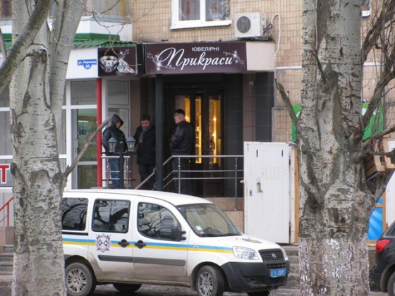 В Краматорске было совершено вооруженное нападение на ювелирный магазин. Приметы нападавших