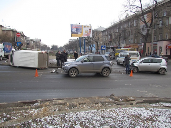 «Тройное столкновение». В центре Донецка в результате ДТП перевернулся микроавтобус