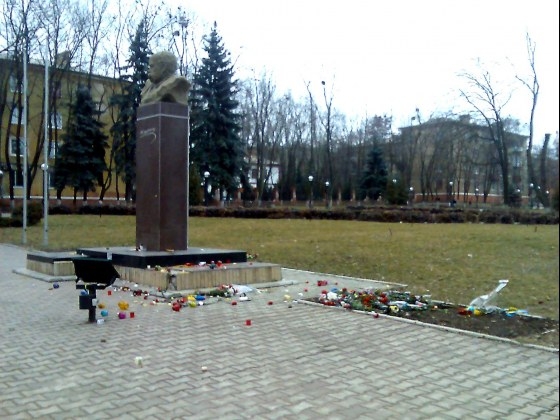 В Краматорске у памятника Шевченко поглумились над памятью погибших на Майдане