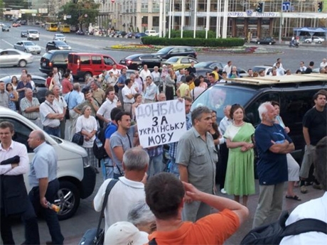 Языковой протест выстоял вторую ночь 