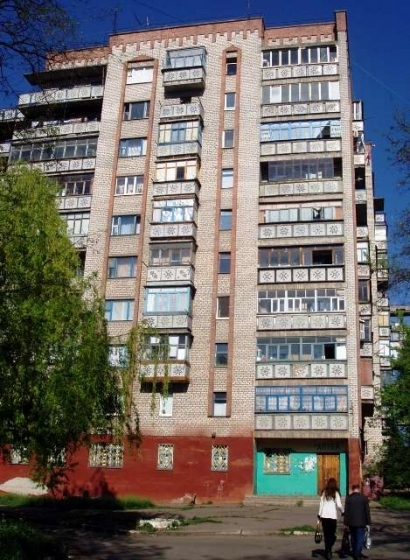 Около получаса девушка провела на подоконнике, угрожая самоубийством
