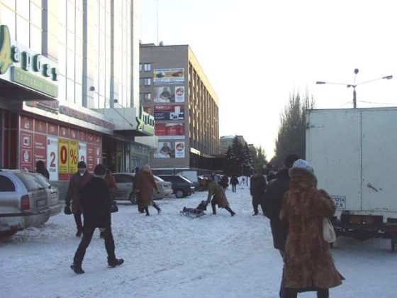 В Краматорске возле ЦУМа фраза &quot;Берегись автомобиля&quot; актуальна и на тротуаре для пешеходов