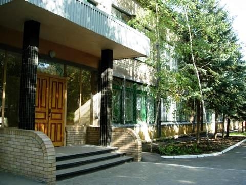 &quot;Проседающий&quot; корпус 25-й школы благополучно укреплён. Но для полного завершения ремонтных работ денег не хватает...