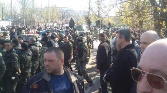 Военную технику, которая утром вошла в Краматорск, с помощью местного населения взяли в плен &quot;зеленые человечки&quot; (видео)