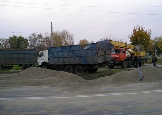 На въезде в Краматорск перевернулся грузовик с щебенкой