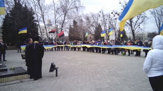 В Краматорске демонтировали табличку на камне в честь комсомольской славы (фото, видео)