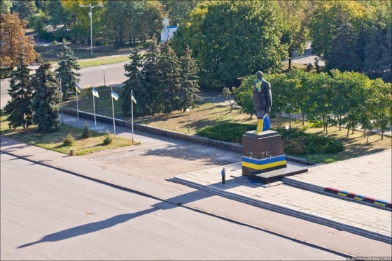 В Краматорске разукрасили памятник Ленину (фото, видео)
