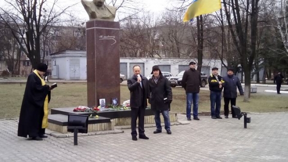 В Краматорске демонтировали табличку на камне в честь комсомольской славы