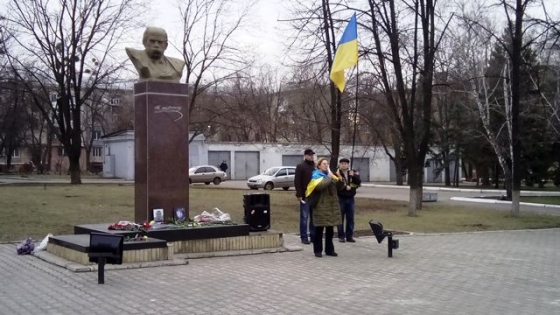 В Краматорске демонтировали табличку на камне в честь комсомольской славы