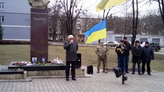 В Краматорске демонтировали табличку на камне в честь комсомольской славы