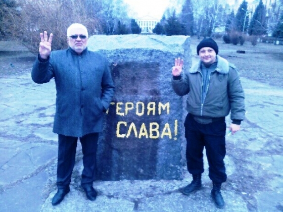 В Краматорске демонтировали табличку на камне в честь комсомольской славы