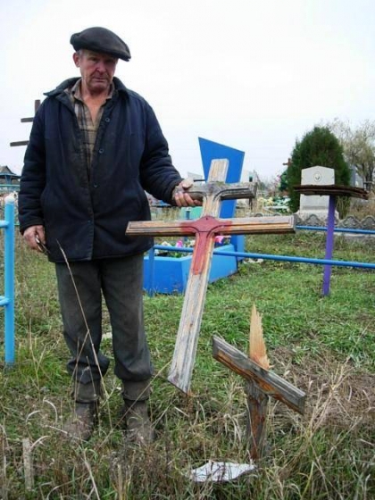 Кто ломает кресты на кладбищах? В числе подозреваемых в вандализме: психи, бомжи и ... сатанисты