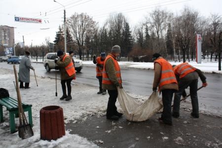 В Краматорске остановки чистят от наледи  