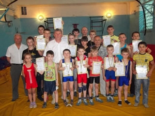 Два краматорских школьника заняли первые места на открытом чемпионате Славянска по вольной борьбе 