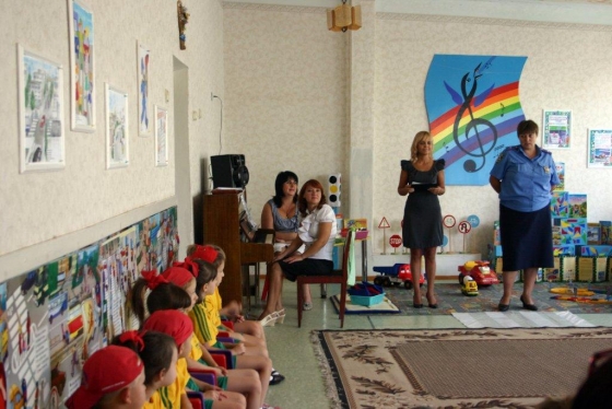 Навыки безопасного поведения на дороге школьники осваивают с помощью театральных постановок 