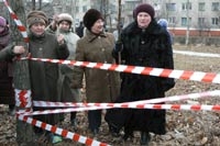 Люди готовы лечь под бульдозеры, но не допустить строительства супермаркета на месте близлежащего сквера