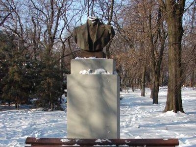 В Мариуполе Мичурину и Пушкину отбили головы 