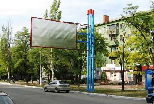 Улица Дворцовая обрастает бигбордами. Кому это надо?