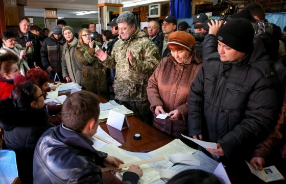 В день выборов президент посетил освобожденный от террористов Краматорск (фото, видео)