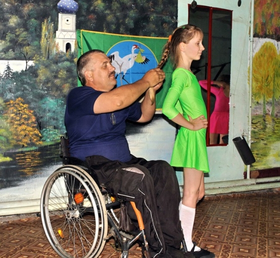 В Славянске отцы-одиночки пели колыбельные песни  и плели косы 