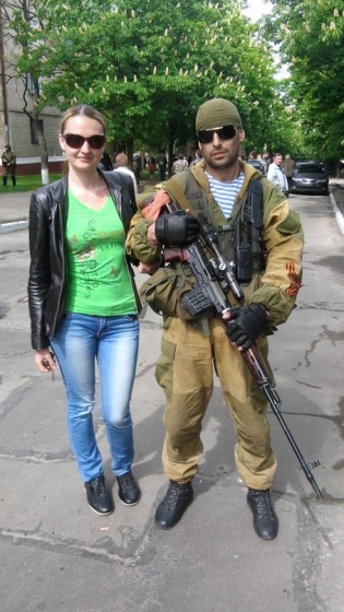 До каких пор люди, поддерживающие ДНР и выкладывавшие свои фото с террористами в соцсети, будут продолжать работать на госслужбе?