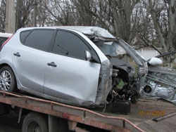 От удара о столб Hyundai разорвало на части