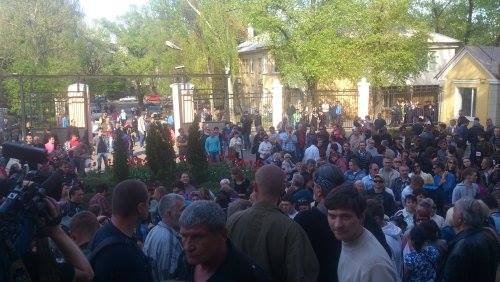 Флаг самопровозлашенной Донецкой республики поднят над зданием Донецкой областной телерадиокомпании